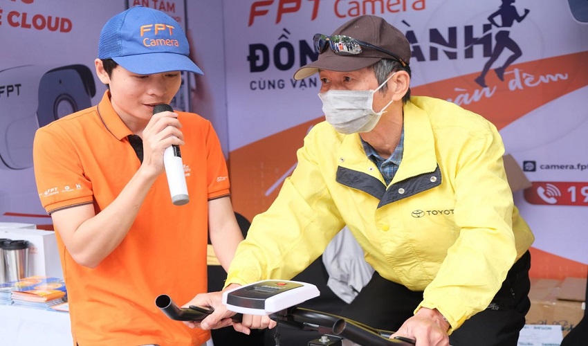Sự kiện của giải chạy VnExpress Marathon Hanoi Midnight 2020, khách hàng tham gia trò chơi tại gian hàng FPT Camera nhận quà khủng.